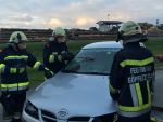 Übung mit dem hydraulischem Rettungsgerät sowie Bekämpfung eines Fahrzeugbrandes