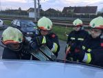 Übung mit dem hydraulischem Rettungsgerät sowie Bekämpfung eines Fahrzeugbrandes