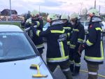 Übung mit dem hydraulischem Rettungsgerät sowie Bekämpfung eines Fahrzeugbrandes