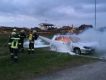 Übung mit dem hydraulischem Rettungsgerät sowie Bekämpfung eines Fahrzeugbrandes