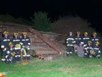 Übung Person unter Holzstoß