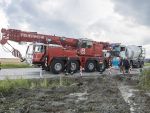 Betonmischwagen landet im Acker