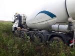 Betonmischwagen landet im Acker