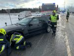 Fahrzeugbergung auf der LB2 vor dem Kreisverkehr