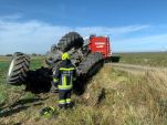 Traktor auf Dach im Straßengraben (Begleitweg LB2)