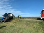 Traktor auf Dach im Straßengraben (Begleitweg LB2)