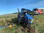 Traktor auf Dach im Straßengraben (Begleitweg LB2)