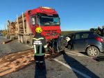 Schwerer Verkehrsunfall - PKW gegen LKW auf der LB2