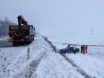 Wintereinbruch führt zu Fahrzeugbergung auf der LB2